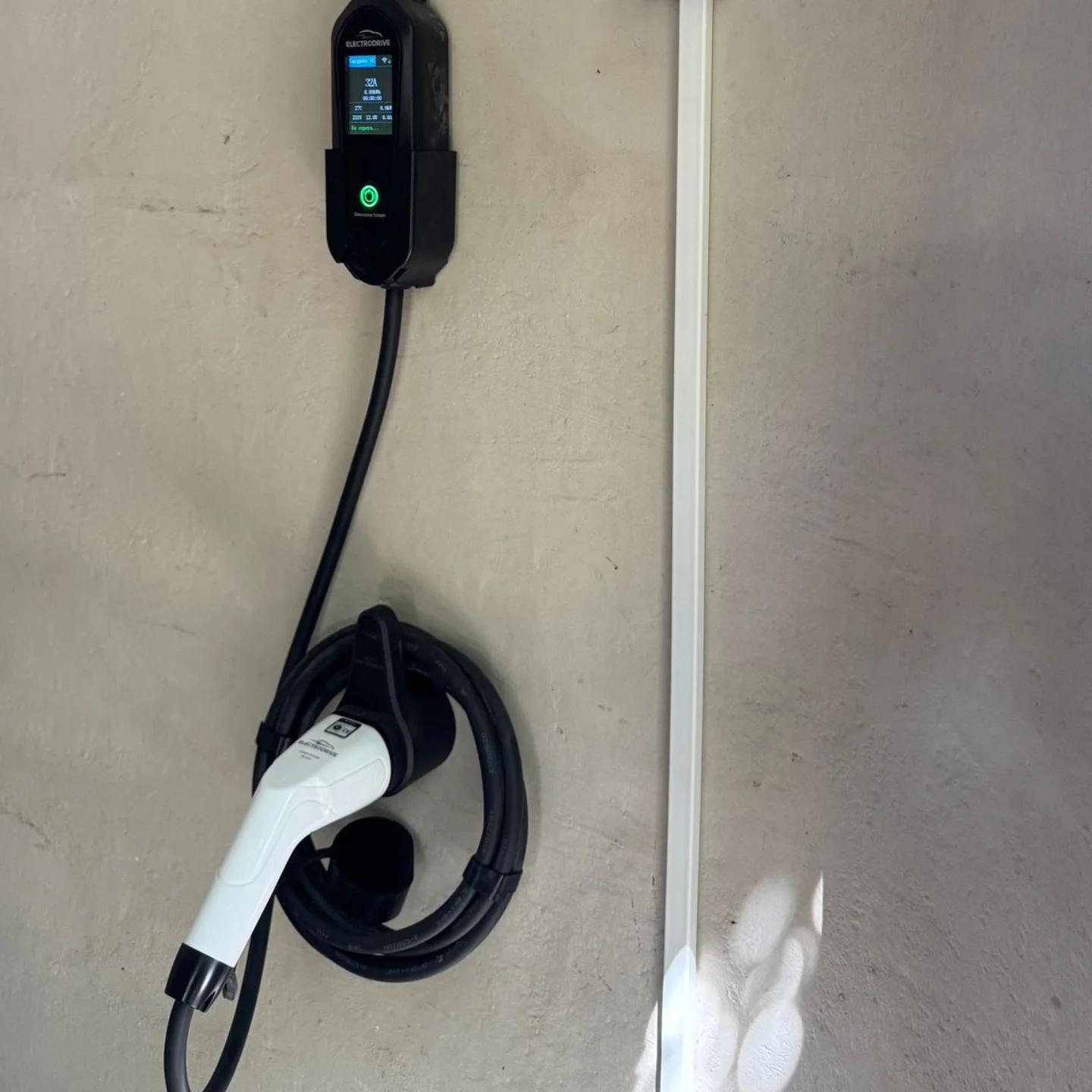 Cargador mural con cable