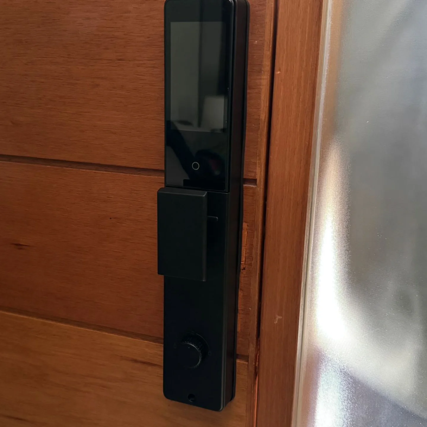 Cerradura inteligente en puerta
